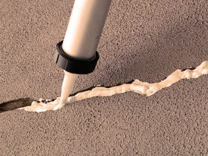 Устранение трещин в отмостке с помощью герметика Устранение трещин в отмостке с помощью герметика