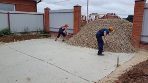 Процесс создания песчано-щебневой подушки. Шаг 2: на уплотненный песок положить геотекстиль, засыпать щебень фракцией 20-40 мм и толщиной слоя 10 см с тромбованием виброплитой Процесс создания песчано-щебневой подушки. Шаг 2: на уплотненный песок положить геотекстиль, засыпать щебень фракцией 20-40 мм и толщиной слоя 10 см с тромбованием виброплитой