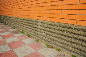 Отмостка вокруг частного дома построена из бетона и облицована плиткой Отмостка вокруг частного дома построена из бетона и облицована плиткой