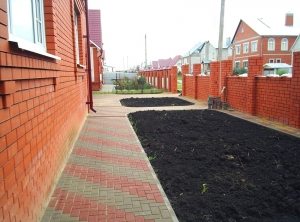 Отмостка вокруг частного дома, выполненная из брусчатки Отмостка вокруг частного дома, выполненная из брусчатки