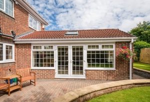 Отмостка вокруг загородного дома не только защищает фундамент здания, но и может выполнять функцию дорожек Отмостка вокруг загородного дома не только защищает фундамент здания, но и может выполнять функцию дорожек