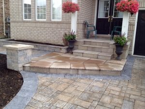 Отмостка из тротуарной плитки гармонично сочетается с дизайном самого здания Отмостка из тротуарной плитки гармонично сочетается с дизайном самого здания