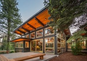 Функциональный одноэтажный дом из бруса с односкатной крышей Функциональный одноэтажный дом из бруса с односкатной крышей