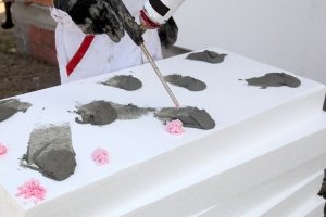 Листы пенополистирола крепятся к стене с помощью дюбелей или клея Листы пенополистирола крепятся к стене с помощью дюбелей или клея