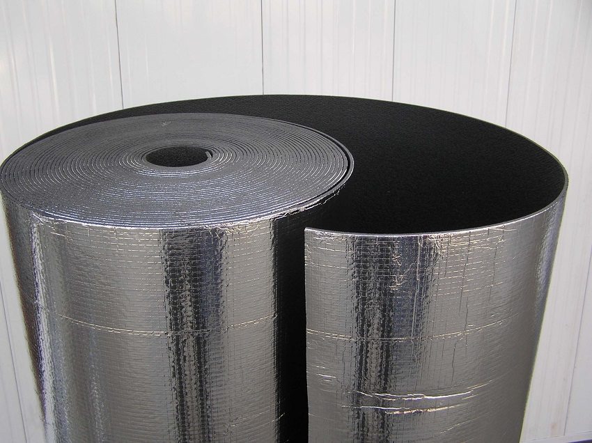 Фольгированный утеплитель представляет собой многослойный материал, состоящий из полиэтиленовой пены закрытопористой структуры различной толщины и алюминиевой фольги