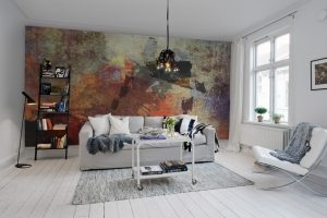 Абстракция на стене эффектно выделяется на фоне белого интерьера Абстракция на стене эффектно выделяется на фоне белого интерьера