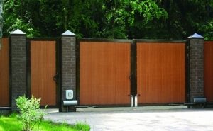 Одним из наиболее универсальных типов являются распашные ворота Одним из наиболее универсальных типов являются распашные ворота