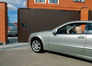 Автоматические ворота можно открывать и закрывать с помощью пульта дистанционного управления Автоматические ворота можно открывать и закрывать с помощью пульта дистанционного управления