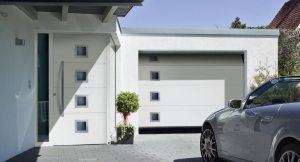 Дверь в дом и ворота выполнены в одинаковом стиле Дверь в дом и ворота выполнены в одинаковом стиле