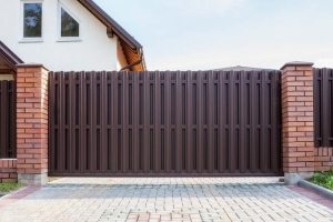 Автоматические откатные ворота, обшитые металлическим штакетником Автоматические откатные ворота, обшитые металлическим штакетником