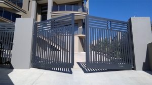 Ворота распашной конструкции с автоматикой Ворота распашной конструкции с автоматикой