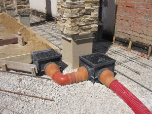 Установка дождеприемников под водостоками Установка дождеприемников под водостоками