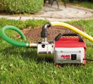 Поверхностные насосы позволяют выкачивать воду даже с небольшой глубины Поверхностные насосы позволяют выкачивать воду даже с небольшой глубины