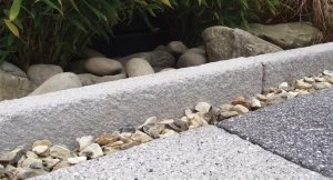 Процесс укладки тротуарной плитки никогда не обходится без бордюра Как класть тротуарную плитку: использование бордюров в технологии мощения