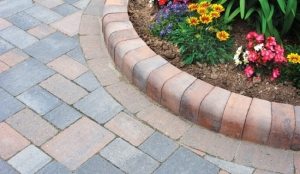 Брусчатка привлекательна тем, что ее легко укладывать, поэтому ее используют для благоустройства дорожек любого тип Брусчатка привлекательна тем, что ее легко укладывать, поэтому ее используют для благоустройства дорожек любого тип