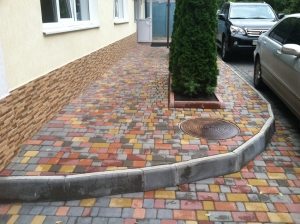 Бетонные поребрики обычно устанавливаются на дорогах с минимальной горизонтальной нагрузкой Бетонные поребрики обычно устанавливаются на дорогах с минимальной горизонтальной нагрузкой