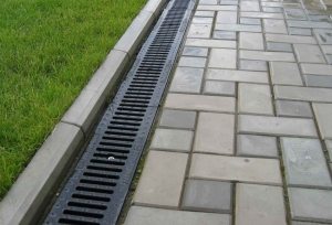 Бетонные бордюры для клумб грамотно сочетают в себе практичность и эстетичность Бетонные бордюры для клумб грамотно сочетают в себе практичность и эстетичность