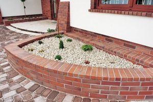 Клумба с бордюрами из клинкерных кирпичей Клумба с бордюрами из клинкерных кирпичей