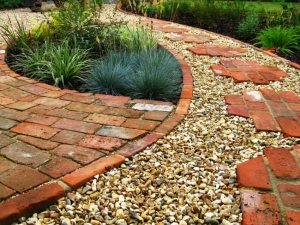 Использование красного кирпича при оформлении садовых дорожек Использование красного кирпича при оформлении садовых дорожек