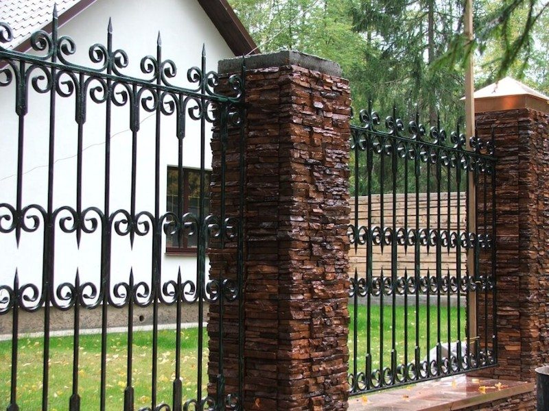 Забор из кирпича и металла