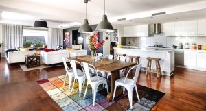 Ламинат или линолеум, что лучше – данным вопросом озадачиваются многие, кто решил поменять напольное покрытие в своем доме или квартире Ламинат или линолеум: что лучше использовать для отделки пола