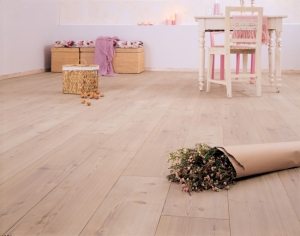 Качественный линолеум под ламинат способен заменить более дорогое и капризное покрытие Качественный линолеум под ламинат способен заменить более дорогое и капризное покрытие