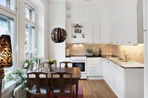 Цвет ламинированного покрытия перекликается с отделкой фартука Цвет ламинированного покрытия перекликается с отделкой фартука