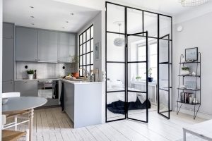 Интерьер оформлен в монохромных серых оттенках Интерьер оформлен в монохромных серых оттенках