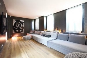 Стильное сочетание темных стен и светлого ламината Стильное сочетание темных стен и светлого ламината