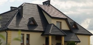 Для большого дома с солидной поверхностью крыши лучше использовать металлочерепицу