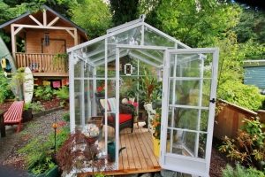 Небольшой парник на деревянном основании Небольшой парник на деревянном основании