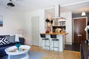 Стык между ламинатом и плиткой оформлен с использованием порожка Стык между ламинатом и плиткой оформлен с использованием порожка