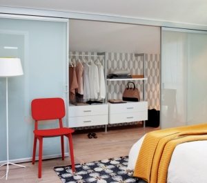 Поверхность стеклянных дверей требует тщательного ухода Поверхность стеклянных дверей требует тщательного ухода