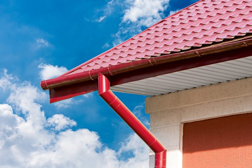 Для крыши из металлочерепицы может использоваться жестяной водосточный желоб