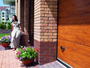 Гаражные ворота Алютех широко используются при строительстве коттеджей, гаражей и паркингов Гаражные ворота Алютех широко используются при строительстве коттеджей, гаражей и паркингов