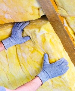 Между стропил укладывается утеплитель, чаще всего используется минеральная вата Между стропил укладывается утеплитель, чаще всего используется минеральная вата