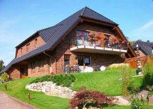 Дом из красного кирпича с полувальмовой крышей Дом из красного кирпича с полувальмовой крышей