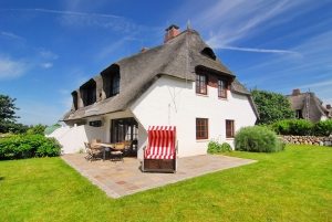 Интересный вариант использования полувальмовой крыши с тростниковым покрытием Интересный вариант использования полувальмовой крыши с тростниковым покрытием