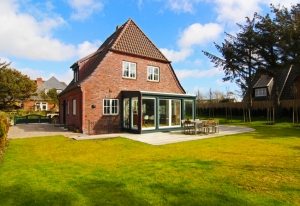 Жилой дом, крыша которого покрыта керамочерепицей Жилой дом, крыша которого покрыта керамочерепицей