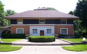 Двухэтажный дом с вальмовой крышей Двухэтажный дом с вальмовой крышей