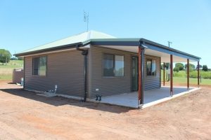 Одноэтажный дом с шатровой крышей Одноэтажный дом с шатровой крышей