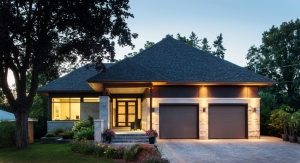 Современный дом с вальмовой крышей Современный дом с вальмовой крышей