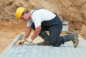 Мощение дорожки с установленными бордюрами Мощение дорожки с установленными бордюрами