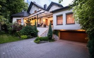 Площадка перед входом в дом вымощена тротуарной плиткой Площадка перед входом в дом вымощена тротуарной плиткой