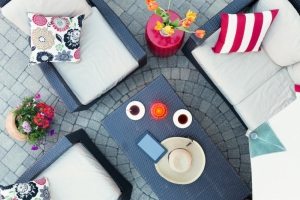 Летнее патио оформлено брусчаткой, выложенной круговым способом Летнее патио оформлено брусчаткой, выложенной круговым способом