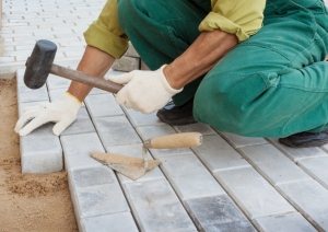 Стоимость бетонной плитки колеблется в диапазоне от 300 до 500 рублей за квадратный метр Стоимость бетонной плитки колеблется в диапазоне от 300 до 500 рублей за квадратный метр