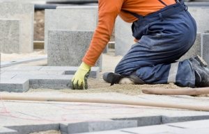 Процесс мощения тротуара плиткой из гранита Процесс мощения тротуара плиткой из гранита