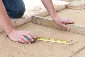 Выравнивание основания с помощью цементно-песчаной смеси Выравнивание основания с помощью цементно-песчаной смеси