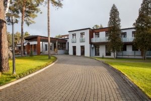 Дорожка перед домом покрыта брусчаткой разного размера Дорожка перед домом покрыта брусчаткой разного размера