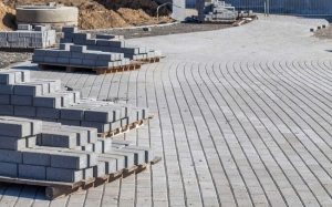 Укладывание брусчатки на бетонное основание в городской черте Укладывание брусчатки на бетонное основание в городской черте